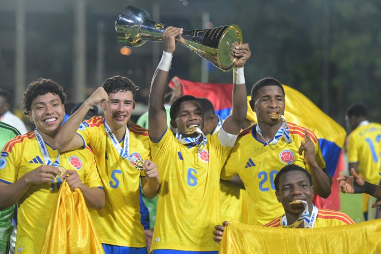 Jugadores de la selección de Colombia celebran el título del Sudamericano Sub 17.