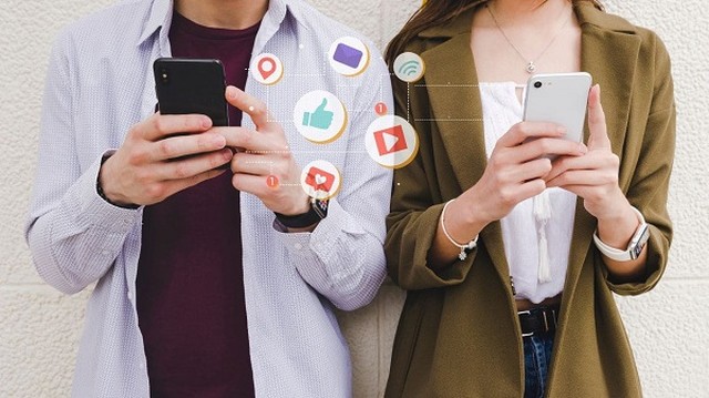 Logotipos de Meta (Facebook, Instagram) y Google (YouTube) con una balanza de justicia en el centro.