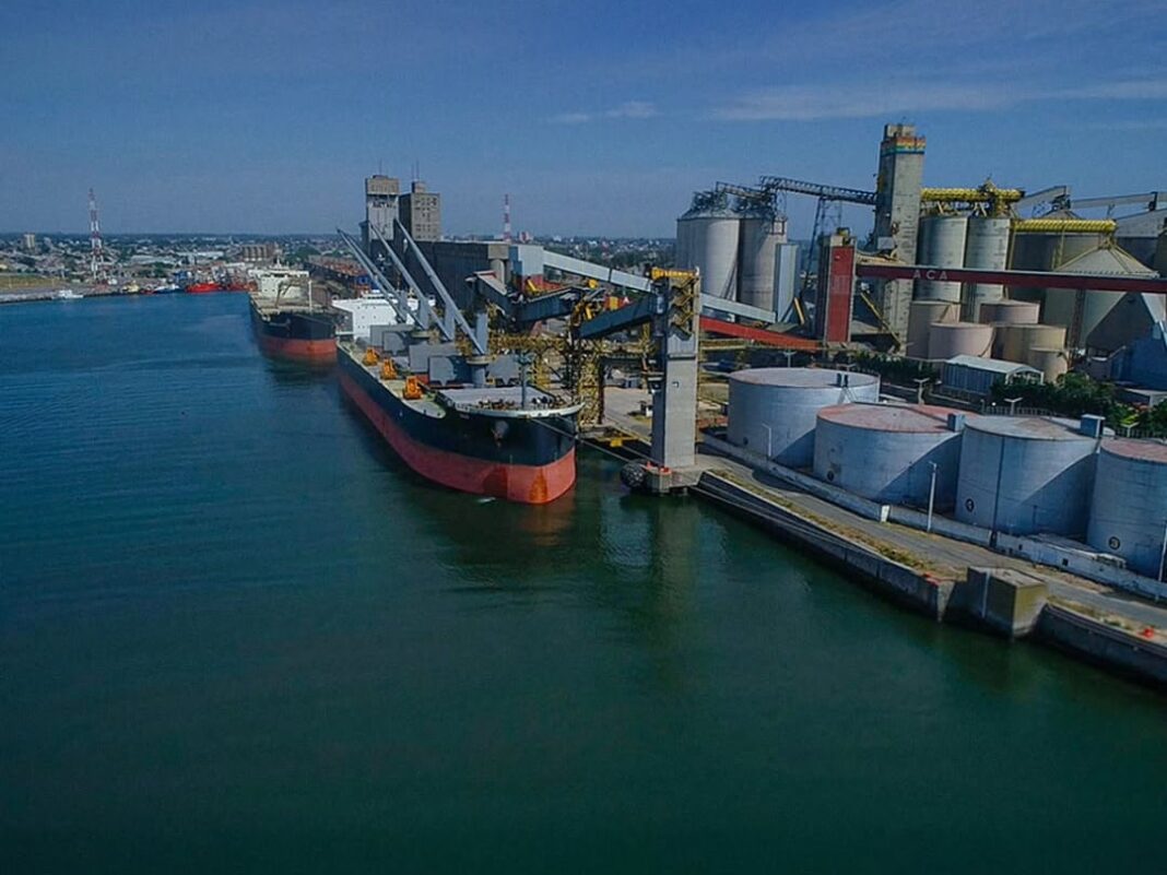 Vista aérea del puerto de Quequén con buques graneleros en espera