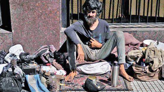 Gráfico económico superpuesto con imagen de una calle urbana en Argentina