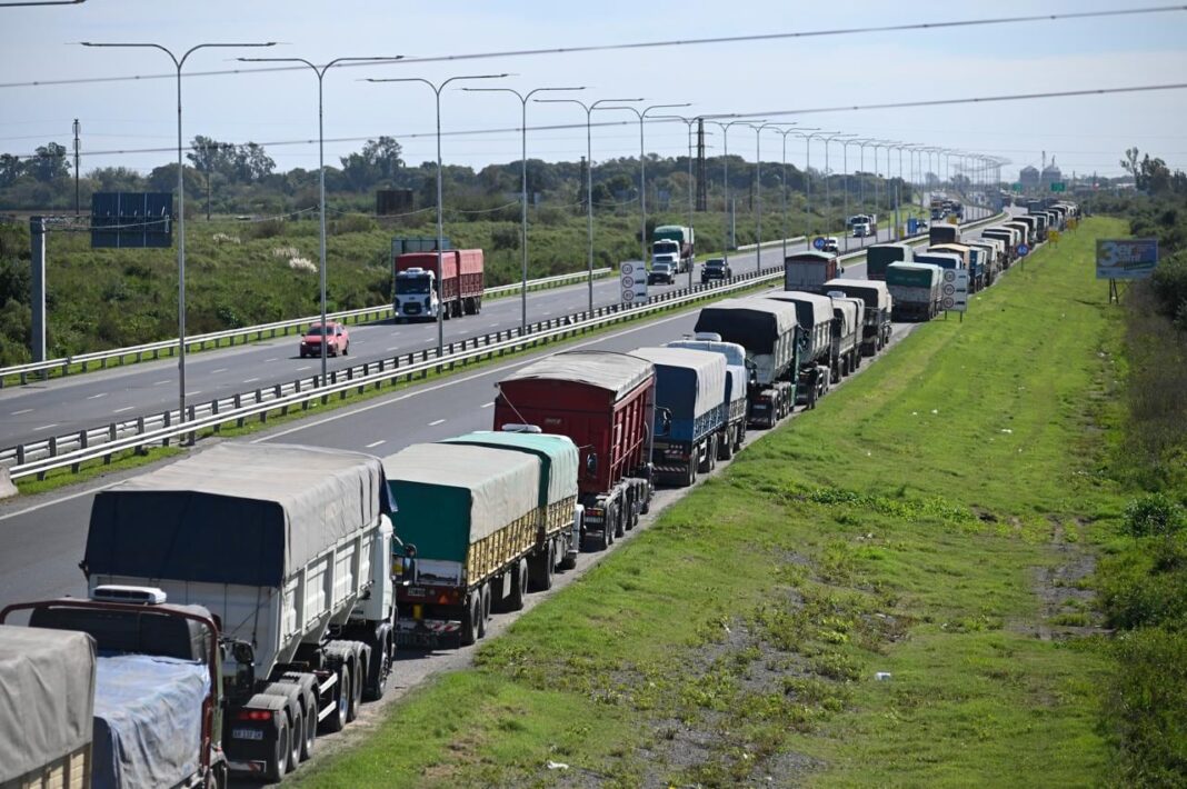 Filas de camiones en la ruta 11 hacia los puertos del Gran Rosario durante la cosecha récord 2025/26