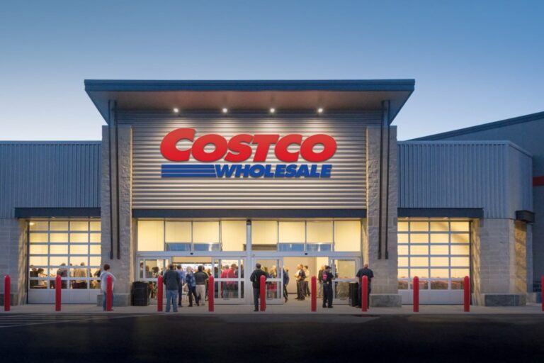 Fachada de una tienda Costco en Estados Unidos con cartel de cerrado.