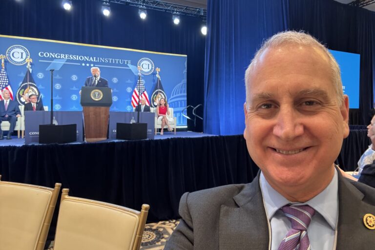 Congresista Mario Díaz-Balart durante una entrevista o discurso.