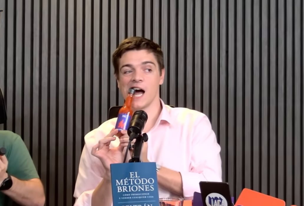 Ilustración de un glaciar con un símbolo de diálogo o debate superpuesto, representando la discusión pública sobre su protección.