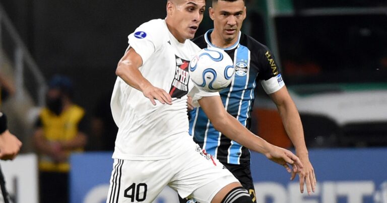 Jugadores de Deportivo Riestra y Gremio durante un partido de fútbol.