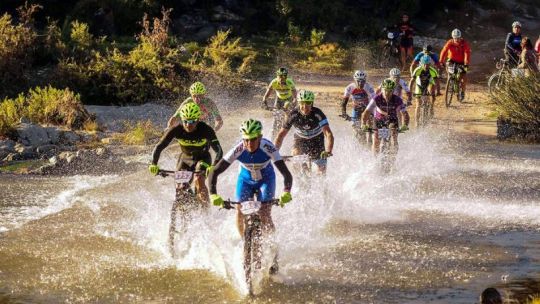 Ciclistas en el Desafío del Río Pinto, recorriendo las sierras cordobesas