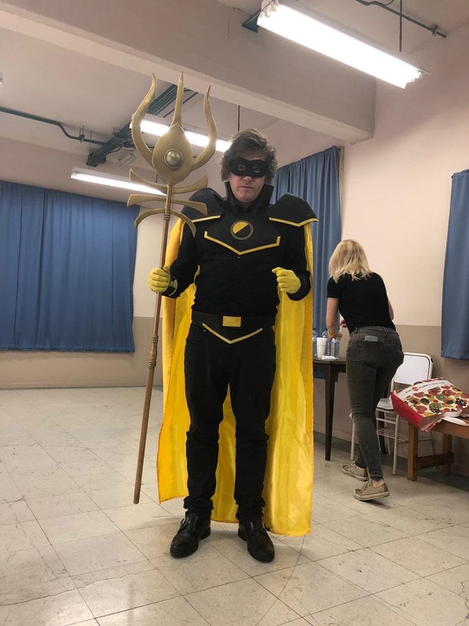 Edificio gubernamental con bandera argentina al fondo