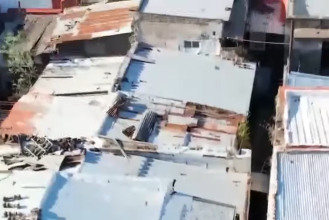 Operativo policial en predio ocupado de La Paternal con vallas y agentes