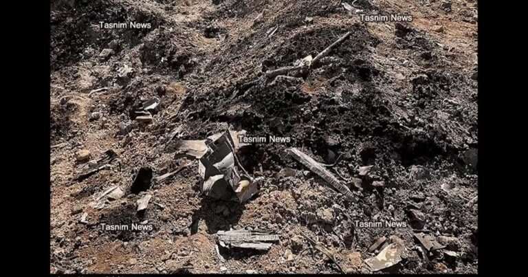 Mapa conceptual de la región de Irán y Estados Unidos con iconos de avión y calendario marcando 1979.