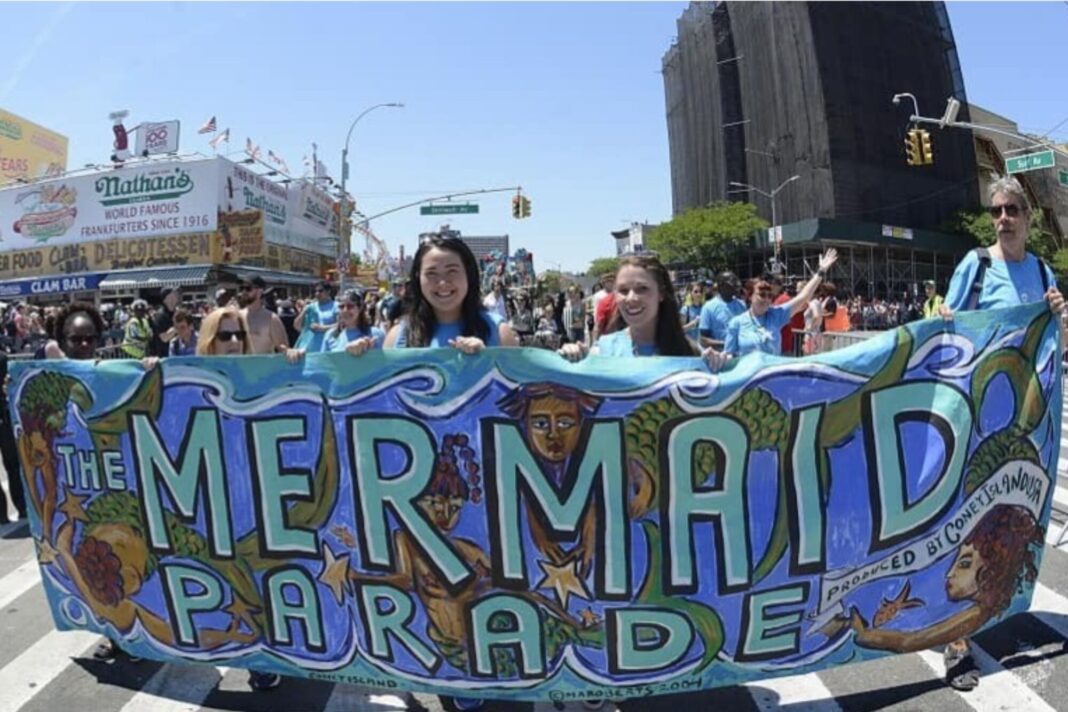 Participantes con disfraces coloridos en el Desfile de las Sirenas de Coney Island, Nueva York.
