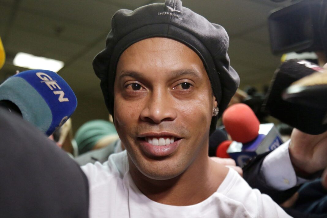 Fotografía de archivo de Ronaldinho y Dalia López, empresaria detenida en Paraguay.