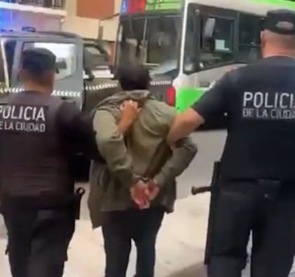 Ilustración de un procedimiento policial en la vía pública de un barrio porteño.