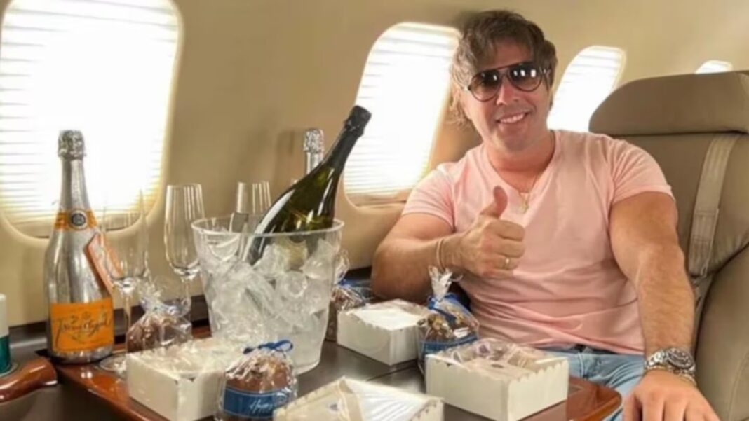 Ilustración de un teléfono móvil mostrando imágenes de lujo junto a un gráfico financiero descendente.