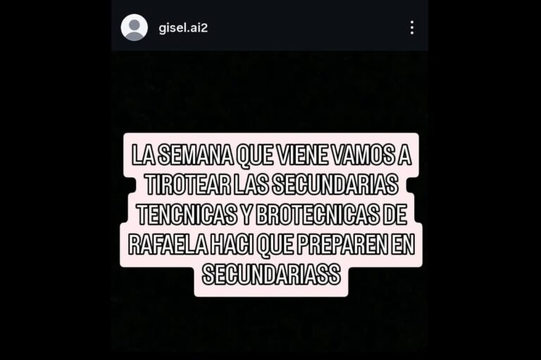 Ilustración de un teléfono móvil mostrando un mensaje de alerta, con un fondo borroso de una escuela.