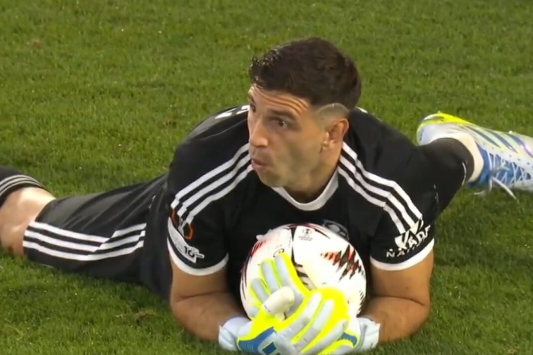 Emiliano Martínez atajando el balón en el partido entre Nottingham Forest y Aston Villa por la Europa League
