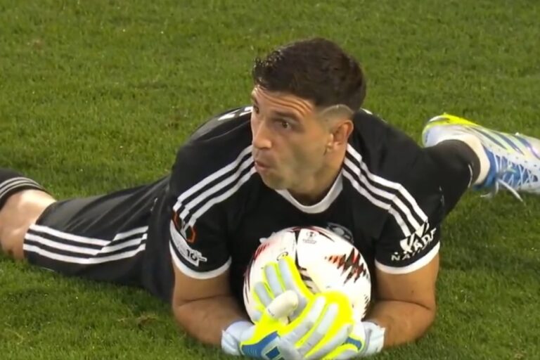 Emiliano Martínez atajando el balón en el partido entre Nottingham Forest y Aston Villa por la Europa League