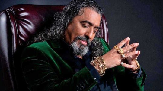 Diego El Cigala cantando en el escenario durante un concierto.