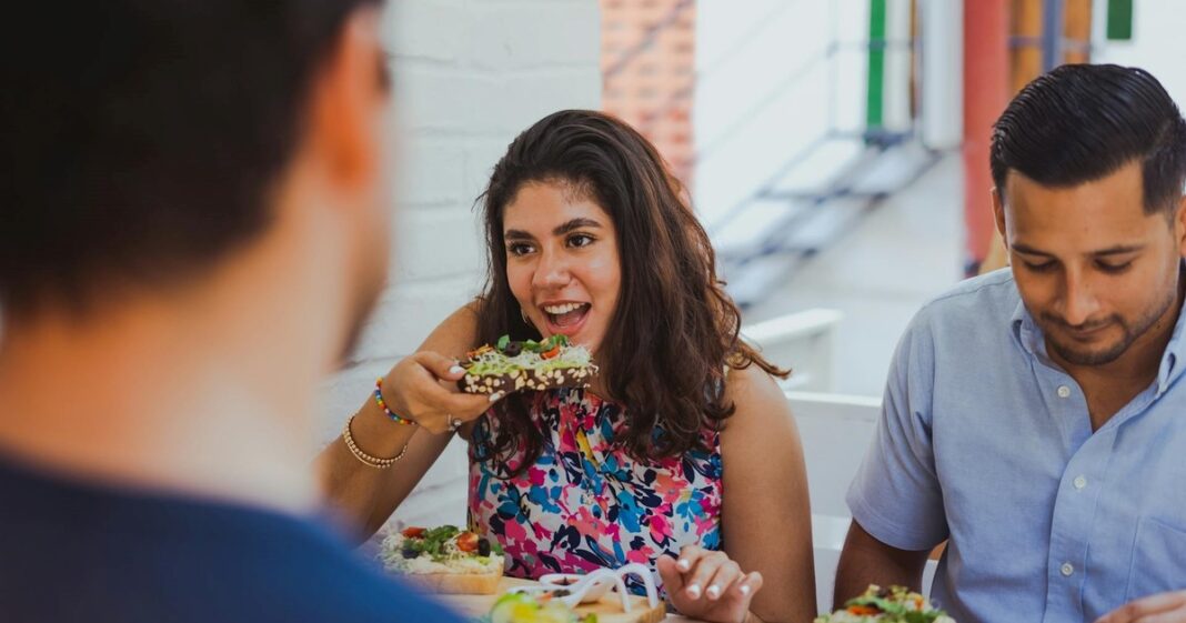 Ilustración de un plato saludable con frutas, verduras y cereales integrales, representando una dieta para la mediana edad.
