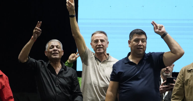 Octavio Argüello, dirigente de la CGT, durante una declaración a medios.