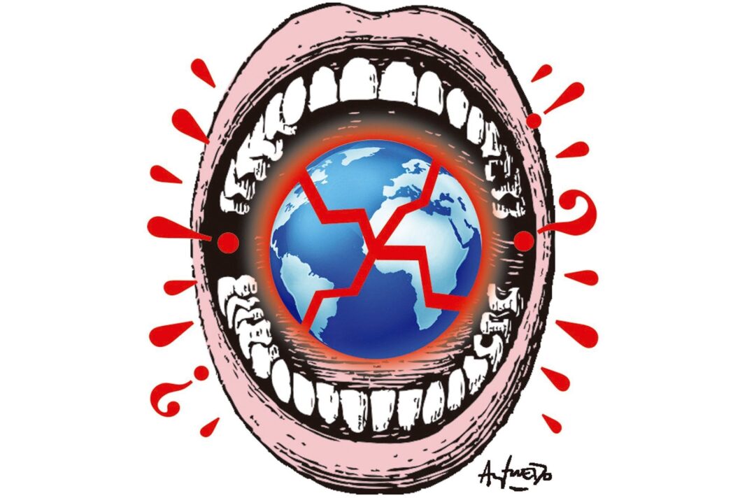 Donald Trump pronunciando un discurso en un podio.