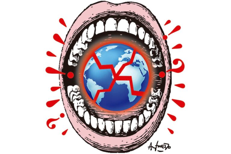 Donald Trump pronunciando un discurso en un podio.