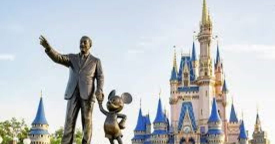 Entrada principal de un parque temático de Disney con visitantes.