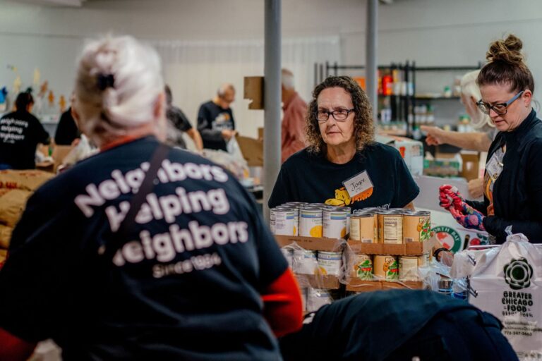 Personas recibiendo alimentos en una distribución gratuita en Nueva York