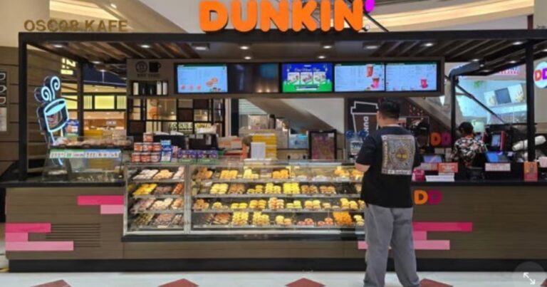 Logotipo de Dunkin' en una tienda. Imagen referencial de la marca de café y donuts.