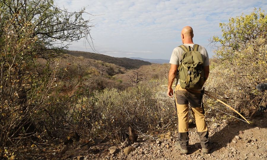 Ed Stafford durante un ritual de iniciación con hormigas bala en el Amazonas