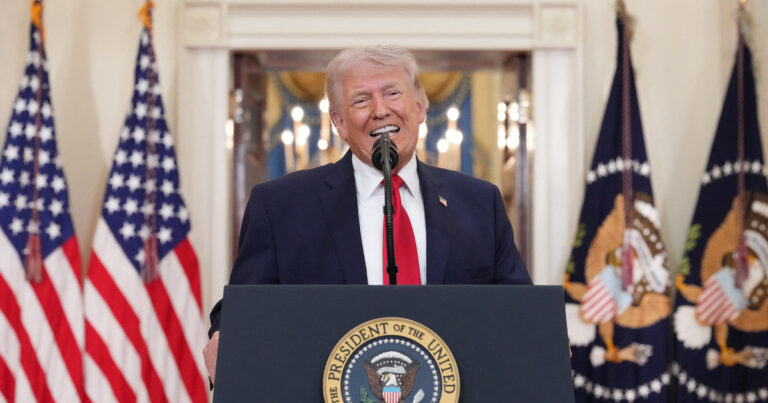 Ilustración de un piloto militar estadounidense siendo rescatado en una zona desértica.