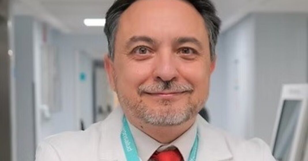 Persona mayor realizando una caminata al aire libre, representando el ejercicio físico para la salud cerebral.