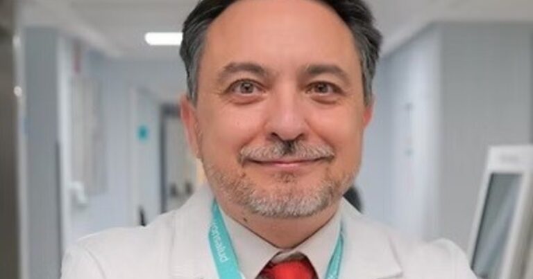 Persona mayor realizando una caminata al aire libre, representando el ejercicio físico para la salud cerebral.