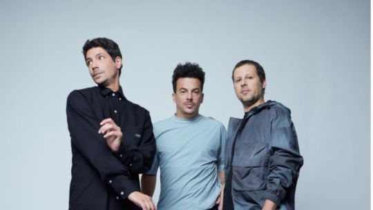 Integrantes de la banda El Kuelgue en un momento de su presentación en vivo.