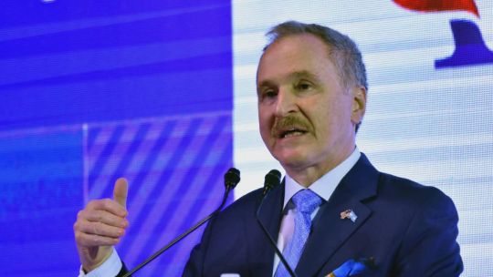 El embajador de Estados Unidos, Peter Lamelas, hablando en el podio durante el AmCham Summit 2026.