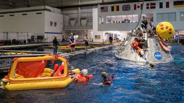 Astronautas de la NASA durante una sesión de entrenamiento para la misión Artemis II.