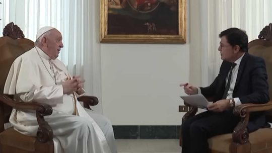 Fotografía del Papa Francisco durante una audiencia o entrevista.