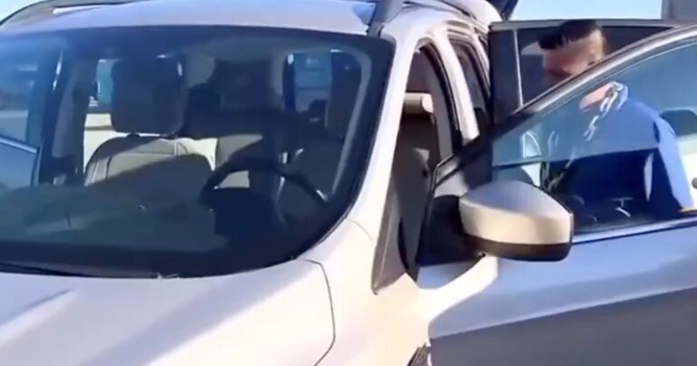 Estudiantes de vóley femenino entregan un auto usado a un conserje en el estacionamiento de una escuela secundaria en Texas