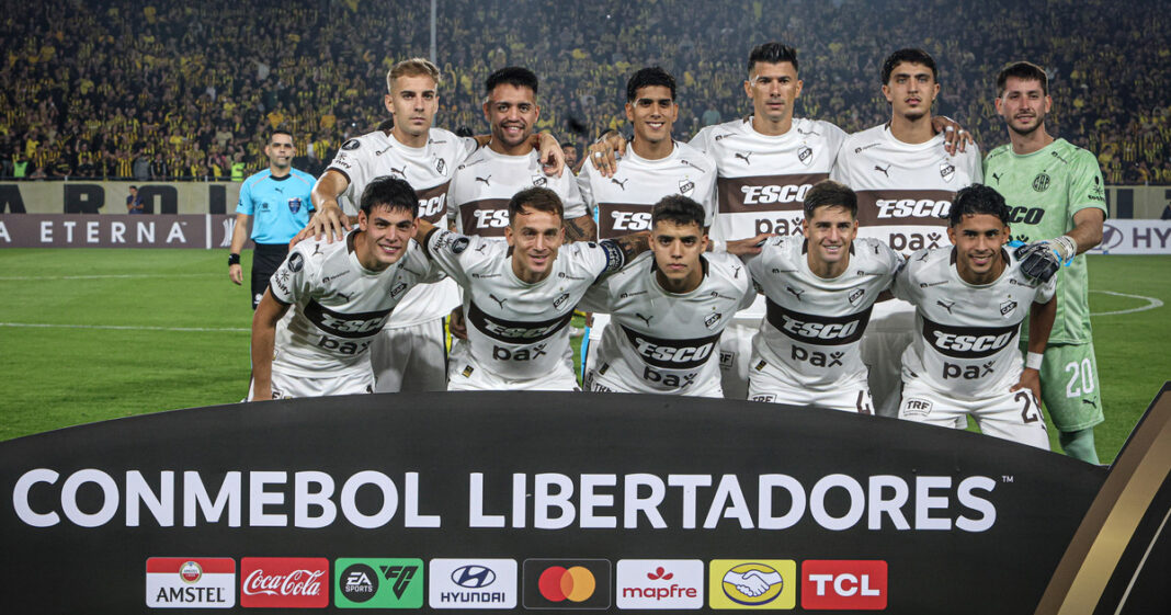 Celebración de jugadores de un equipo argentino tras un gol en Copa Libertadores