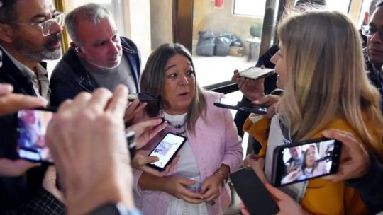 Fotografía de archivo de una escribana trabajando en un escritorio con documentos legales.