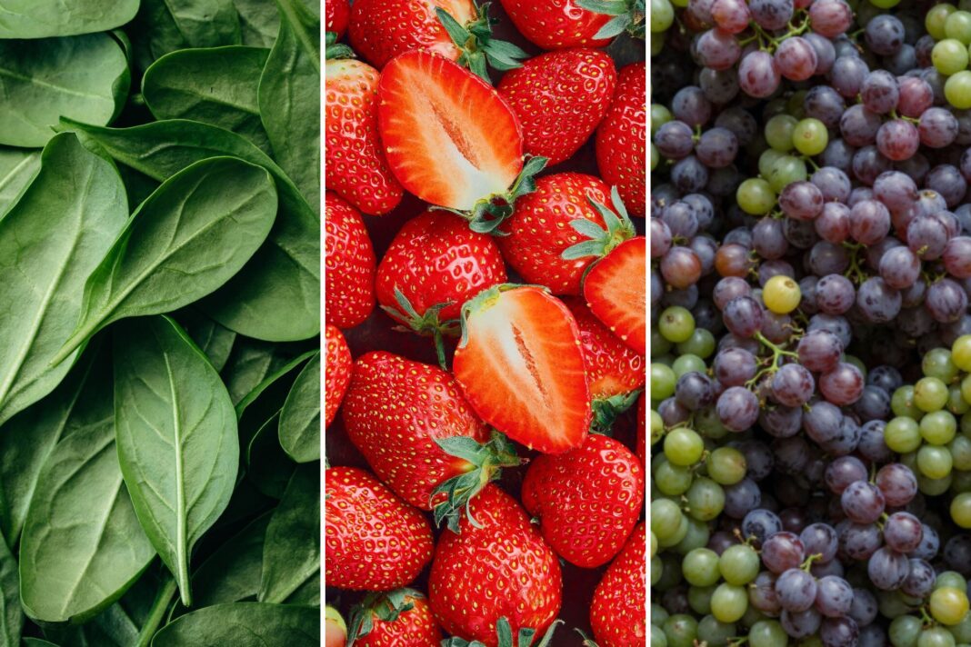 Espinacas, frutillas y uvas en una mesa