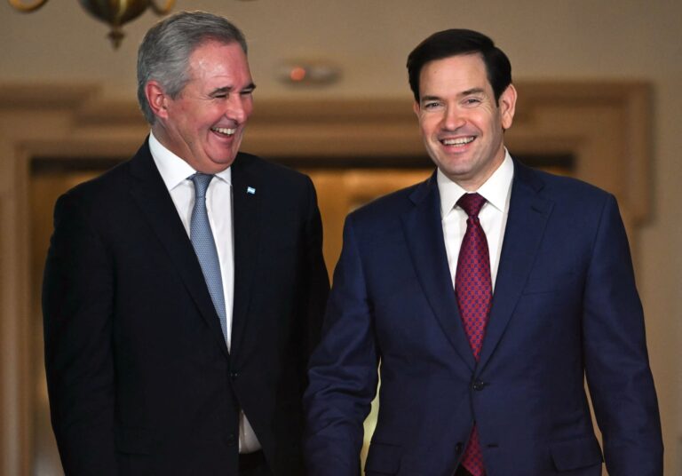 Bandera de Argentina y bandera de Irán con un símbolo diplomático en el medio