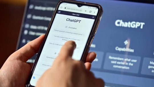 Ilustración conceptual de una persona interactuando con un chatbot, mostrando un ciclo de retroalimentación que refuerza ideas.