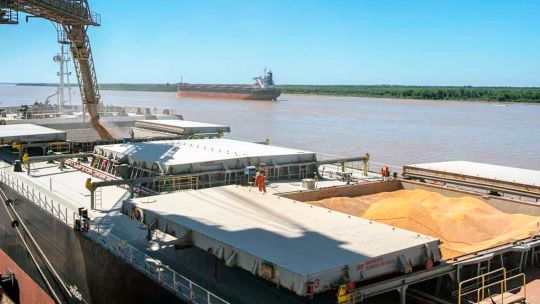 Gráfico ilustrativo de las exportaciones e importaciones argentinas con bandera de Argentina de fondo.