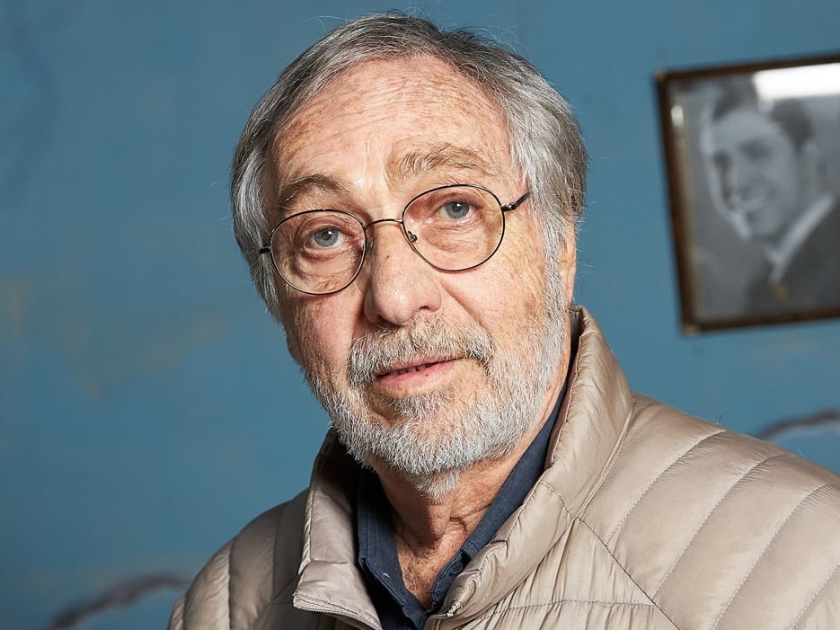 Retrato del actor Luis Brandoni sonriendo, con una de sus características expresiones.