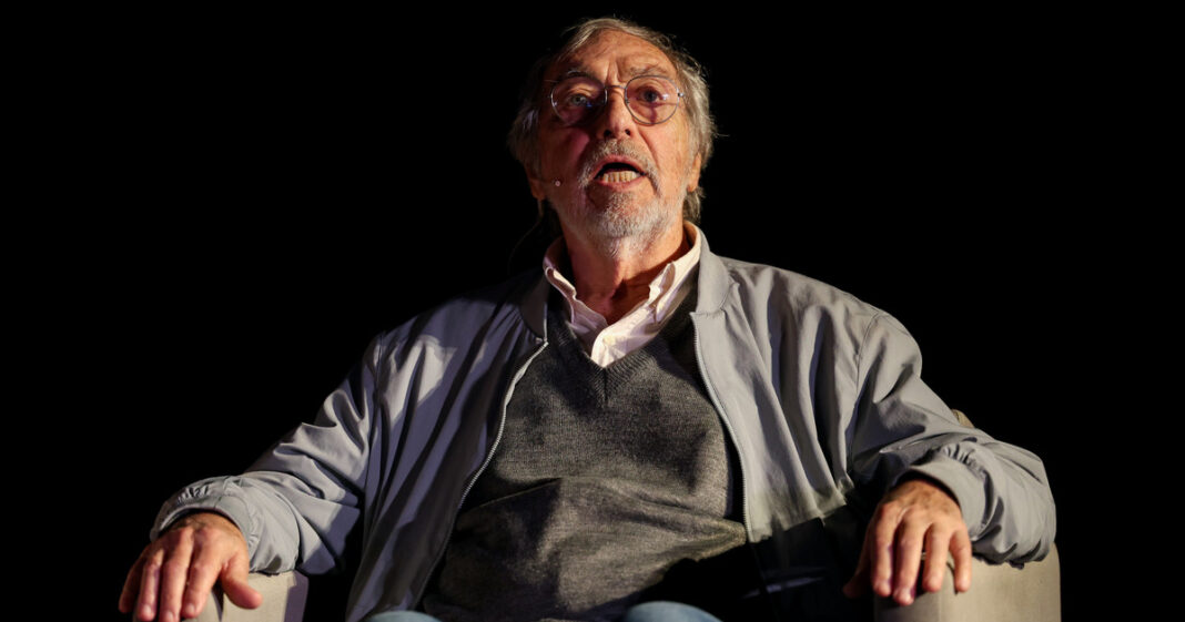 Luis Brandoni, actor argentino, en un primer plano sonriente.