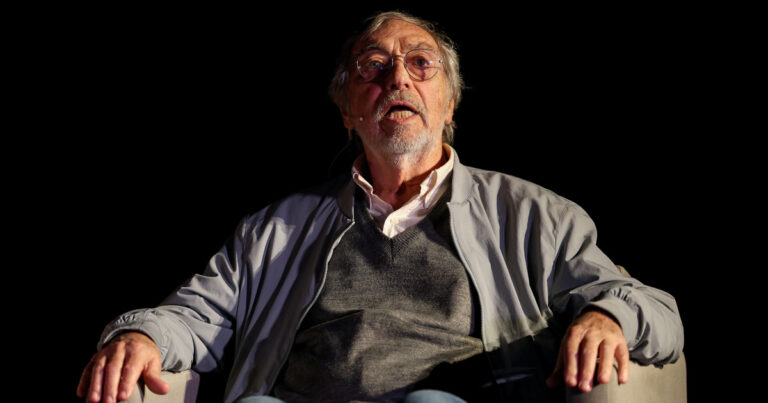 Luis Brandoni, actor argentino, en un primer plano sonriente.