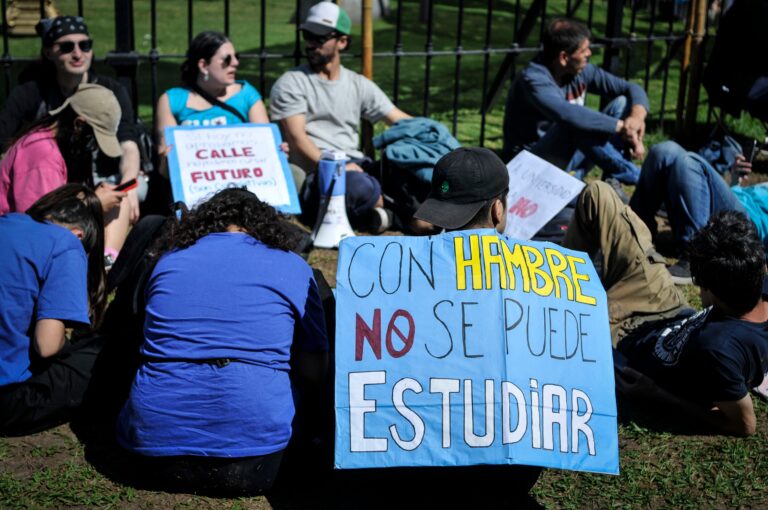 Ilustración de una toga judicial y libros, representando un fallo sobre educación.