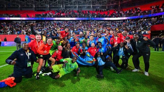 Jugadores de la selección de fútbol de la República Democrática del Congo celebrando la clasificación.