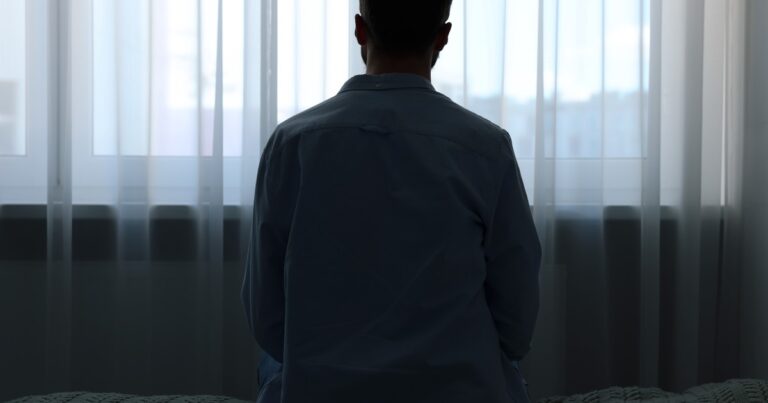 Ilustración conceptual sobre la filofobia y las relaciones interpersonales