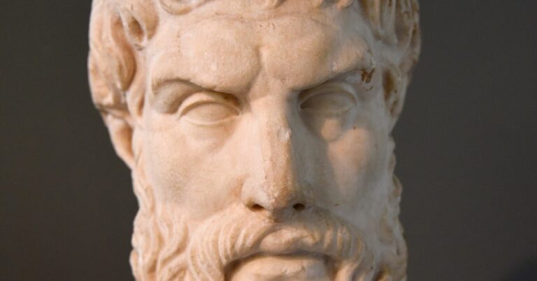 Representación artística del filósofo griego Epicuro en su jardín, reflexionando.